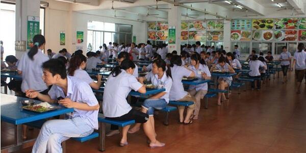 選擇將內部食堂對外承包能對企業帶來哪些好處？