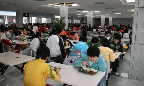 廣東三部門聯合發文嚴禁學校食堂分包轉包，每餐須有校方人員陪餐